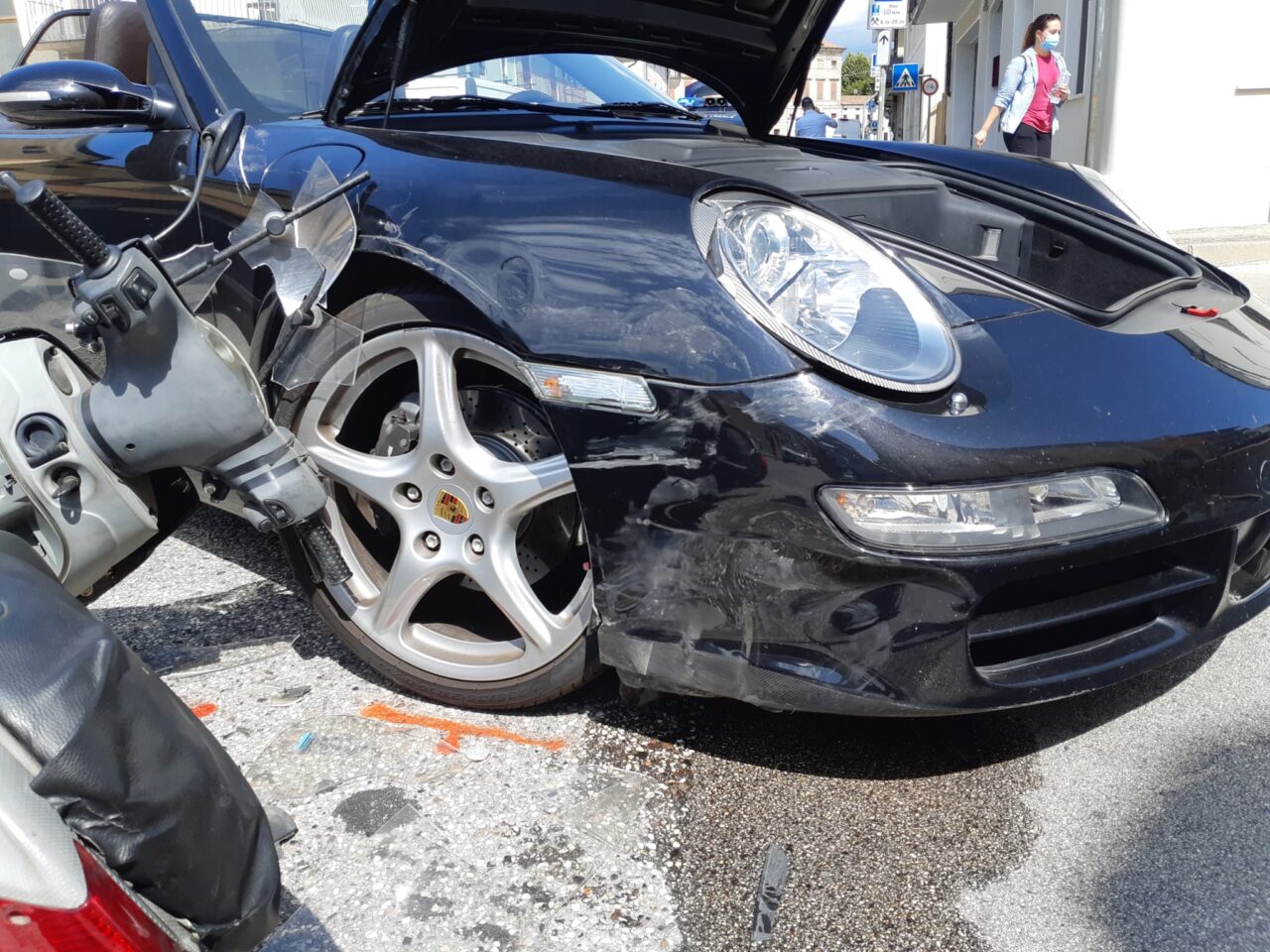 Mezzogiorno di fuoco sulle strade vicentine: tre feriti (uno grave) e una Porsche distrutta