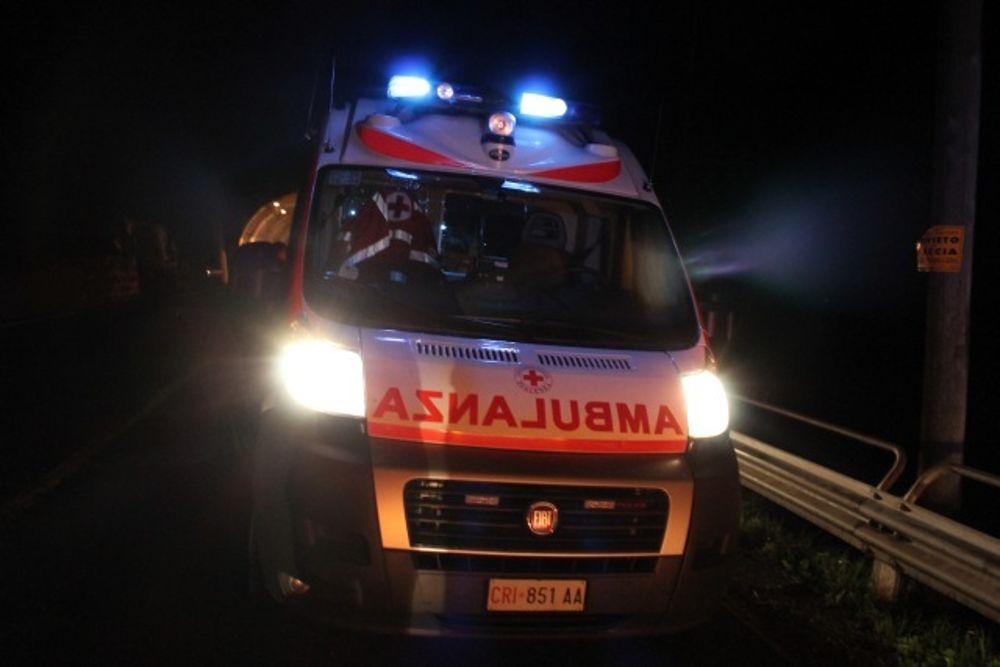 Perde il controllo della moto ed esce di strada schiantandosi in un fossato: morto 57enne
