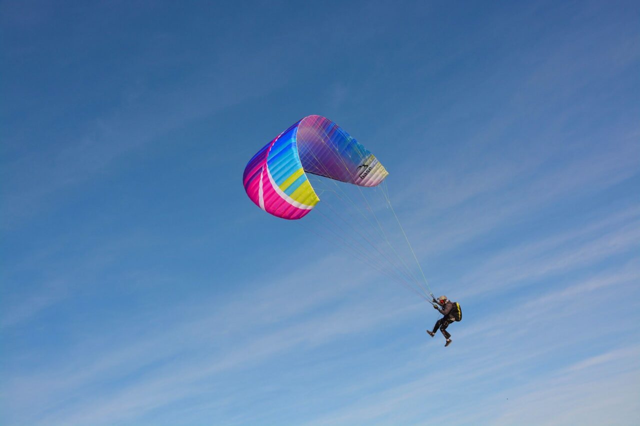 Precipita col parapendio, grave un 59enne