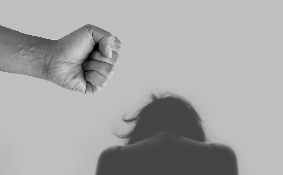 Aggredisce due ragazze in pieno giorno