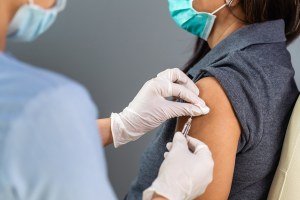 Al via la campagna vaccinazione antinfluenzale: possibile anche la somministrazione anti-Covid19