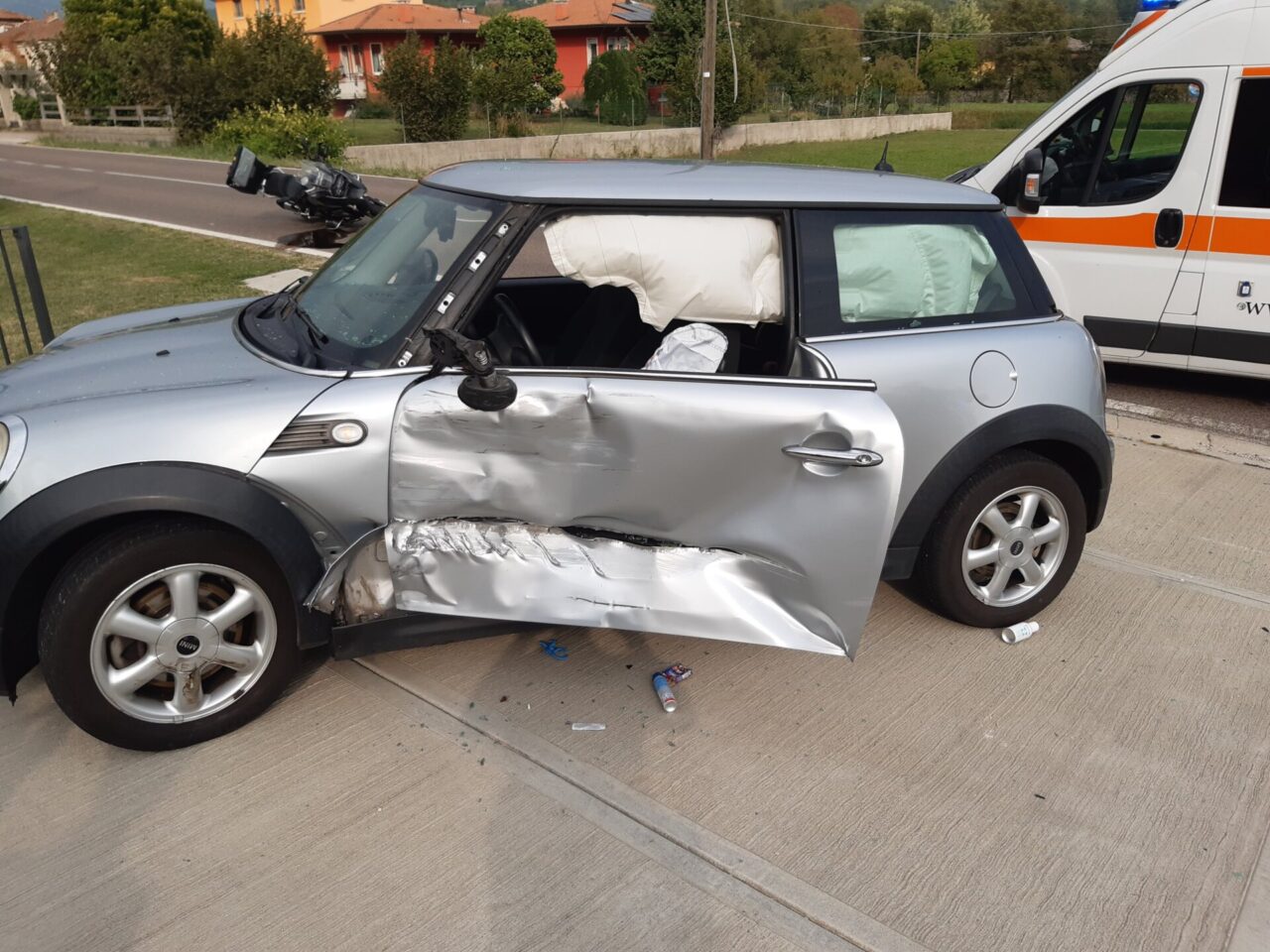 Si schiantano con la moto contro un’auto, due ragazzi feriti uno è grave