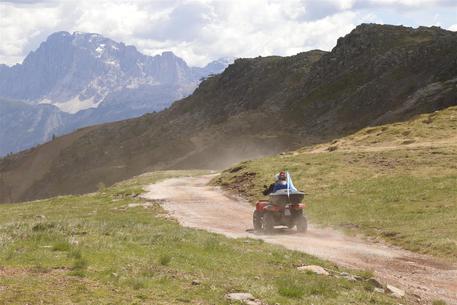 Asiago, sessantenne si ribalta col quad