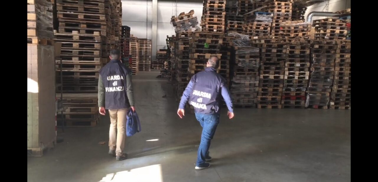 Evasione fiscale nel settore del legno, maxi sequestro da 1,2 milioni: nove imprenditori indagati
