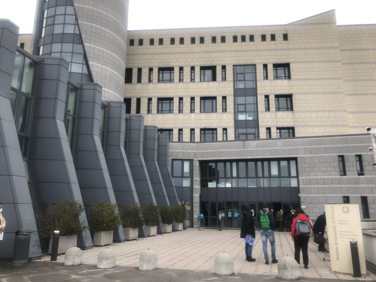 In Tribunale a Vicenza il decalogo anti-molestie: vietati sguardi insistenti e commenti “hot”