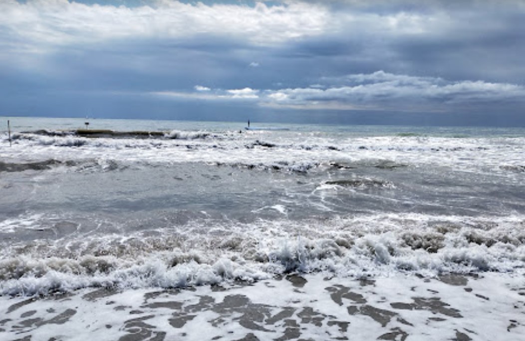 Vicentino si tuffa in mare e sparisce, lo trova un militare della Guardia Costiera a due metri di profondità