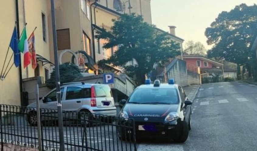 Cugini, fratelli, zii e conoscenti: la lite tra due giovani innesca una rissa tra famiglie