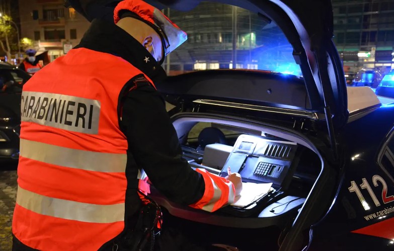 Molesta una passeggera del bus e sputa in faccia a una ragazza che difendeva la vittima