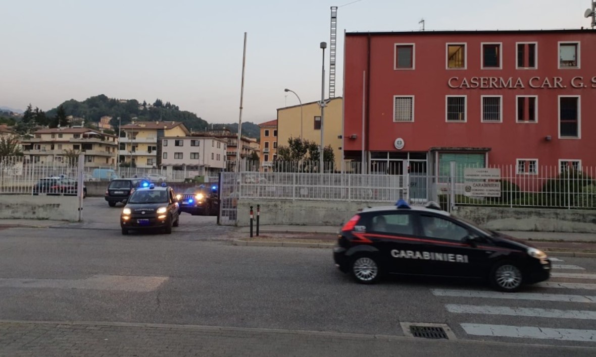 L’ex violento tenta di entrare in casa dal balcone