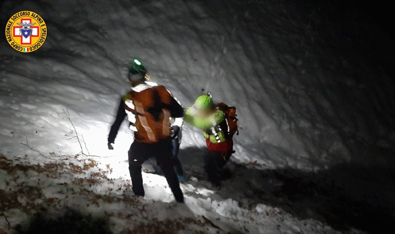 “Mi sono perso, aiutatemi”: ma poi i soccorritori lo trovano a dormire in malga