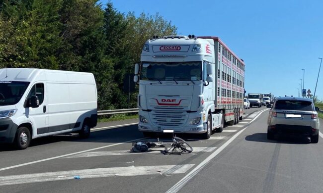 Ciclista 65enne travolto da un camion: è in prognosi riservata