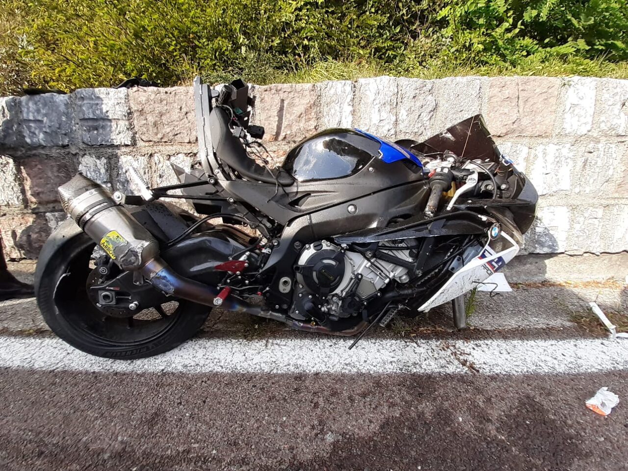 Strada del Costo, scontro tra moto in sorpasso: feriti i due centauri