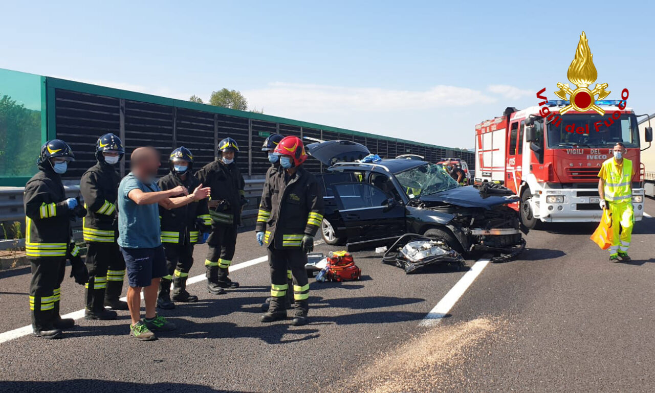 Sbatte contro il guardrail e viene investita da un camion: paura per mamma e figlio di 2 anni