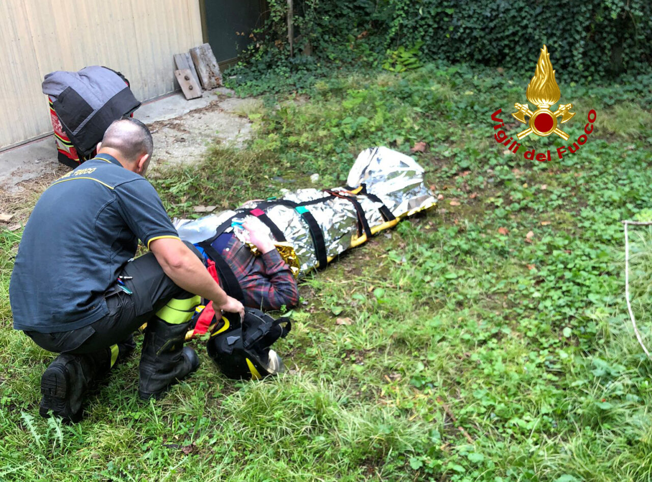 Anziano cade in giardino e non riesce più a rialzarsi: soccorso il giorno dopo