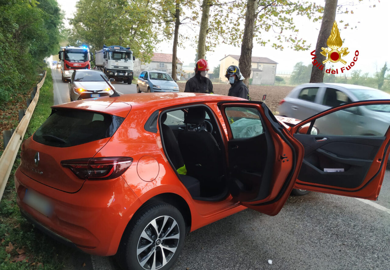 Perde il controllo dell’auto e finisce contro un platano