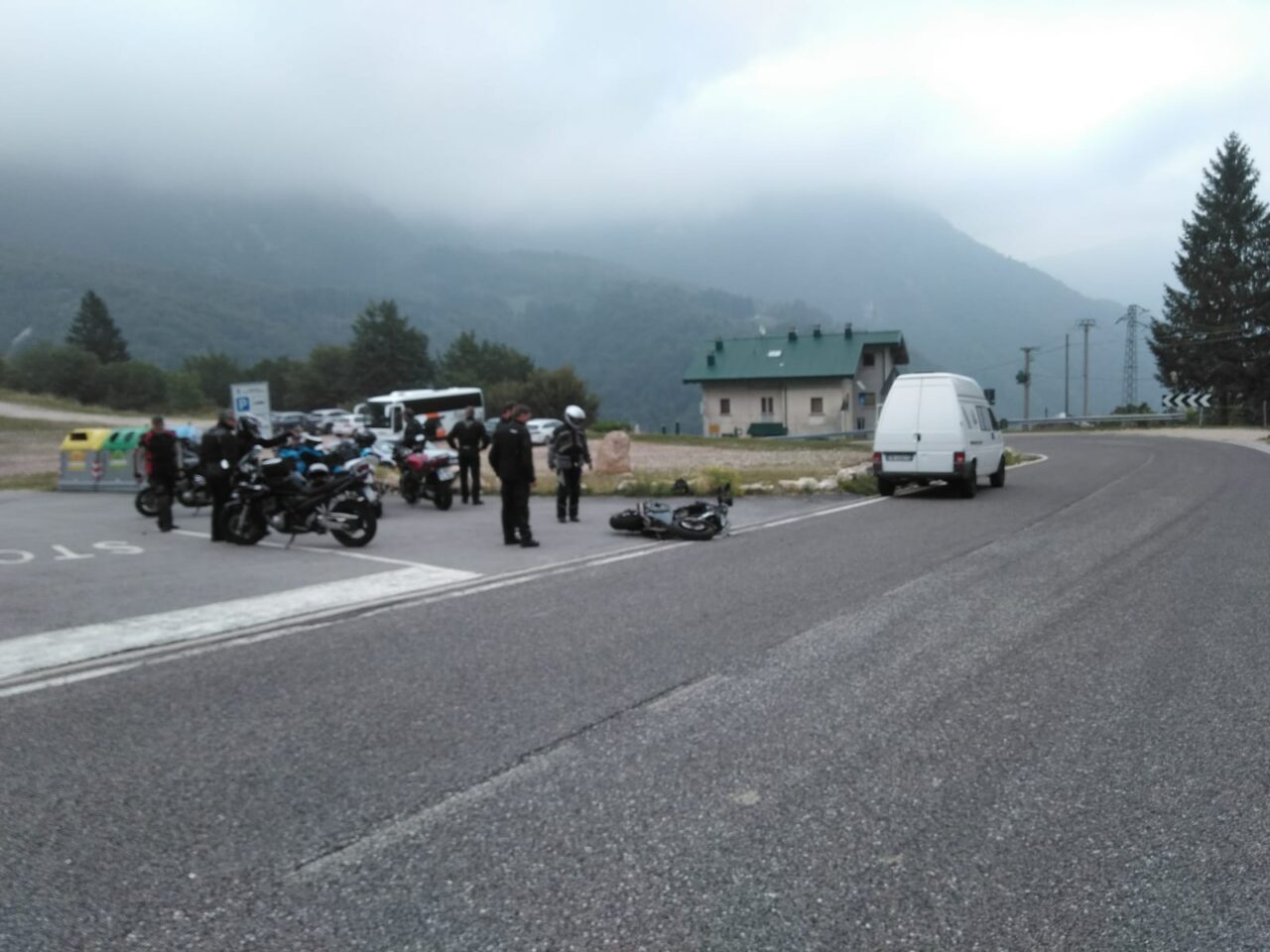 Motociclista tedesco perde il controllo, la moto finisce contro un caravan