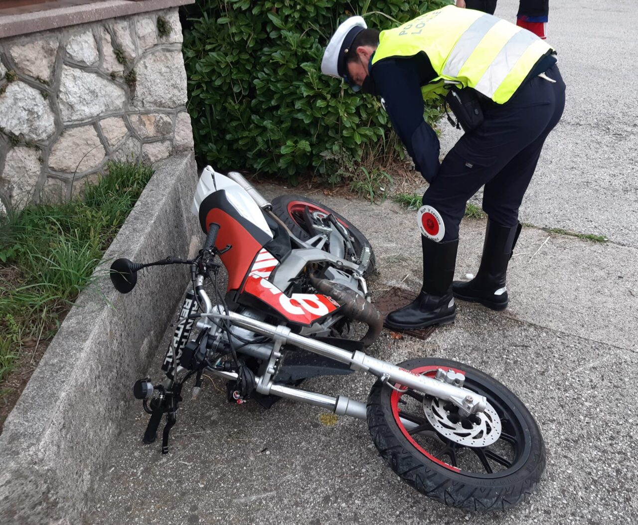 Camion urta il manubrio di un motorino, 16enne ferito