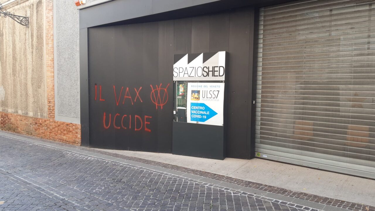 Scritte no vax sulle pareti del centro vaccinale, il sindaco: “Sono schifato”