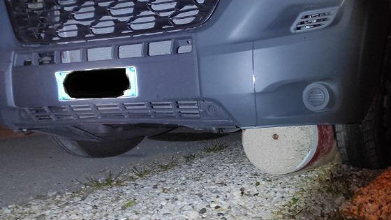 Ubriaco alla guida finisce con il furgone sopra un dissuasore rimanendo incastrato