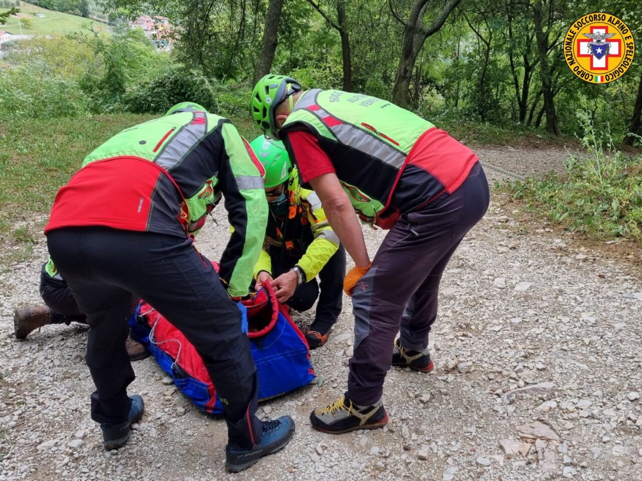 Cade dal sellino della mountain bike mentre percorre un sentiero