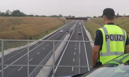 Sorpresi a lanciare sassi dal cavalcavia contro le auto: denunciati due giovani