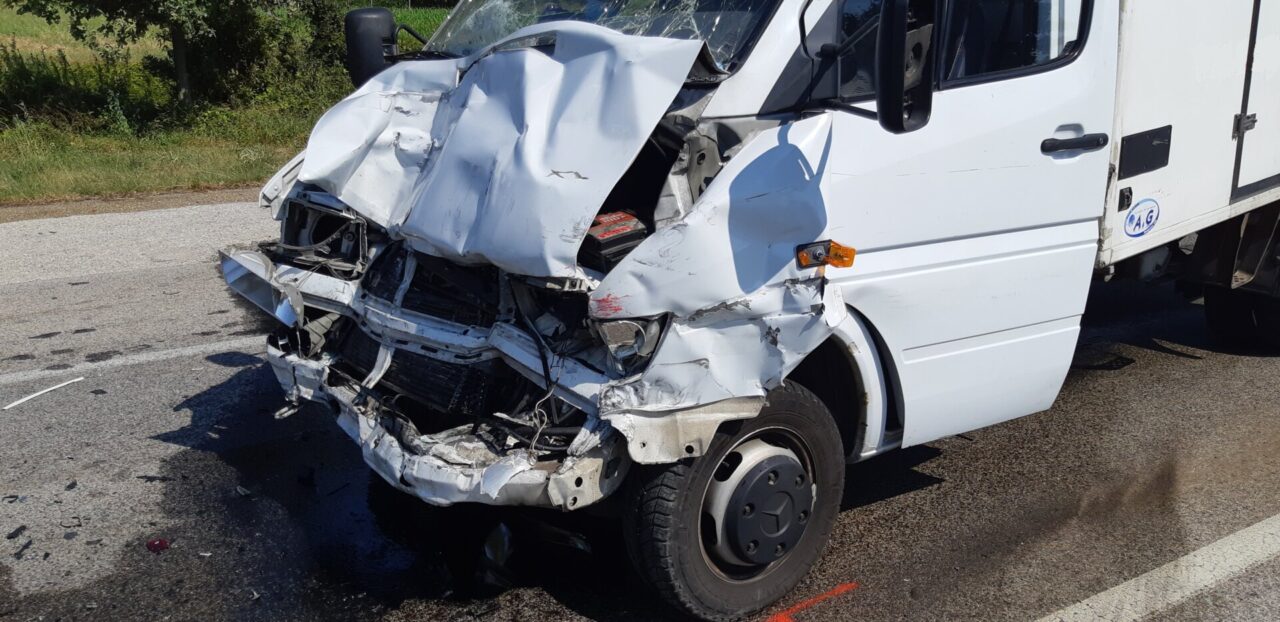Centra una colonna d’auto ferma per dei lavori stradali: le foto del maxi tamponamento
