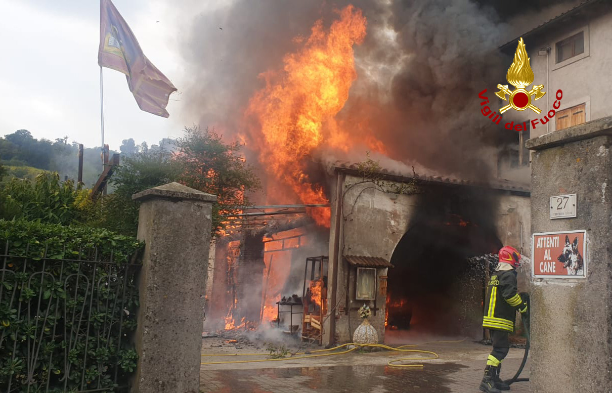 Grave incendio a Montebello, semidistrutta una casa di campagna