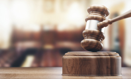 In combutta tra loro, il marito certificava lo stato di salute non veritiero delle moglie