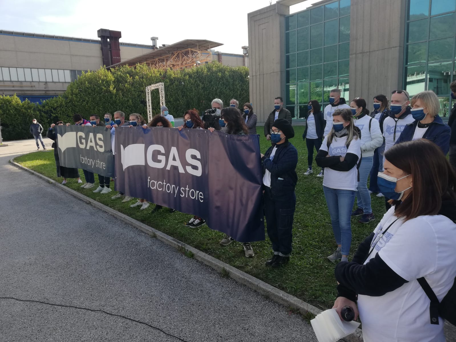 297841-gas_factory_store_sit_in_3