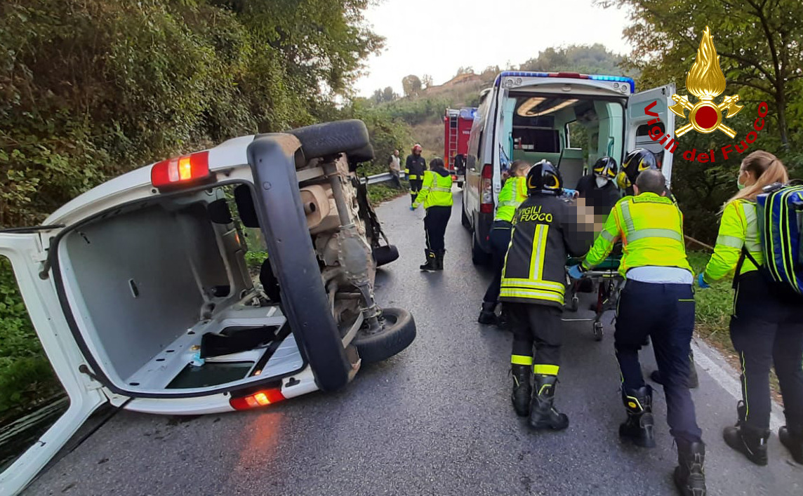 Auto ribaltata a Chiampo: grave l'autista, morto un cagnolino a bordo