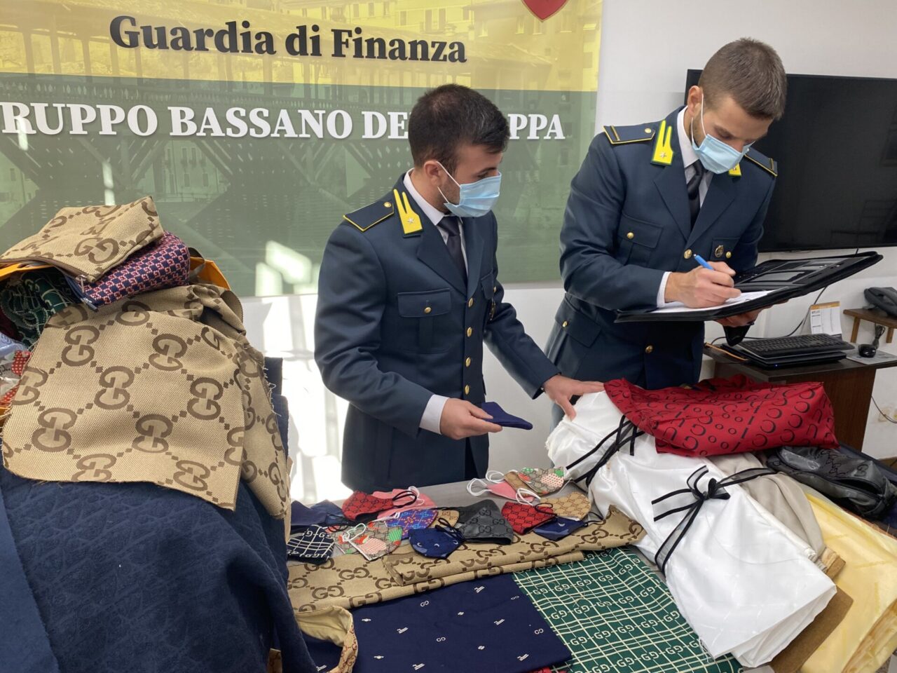 Articoli di alta moda “tarocchi”: le foto del sequestro di macchinari, accessori e tessuti