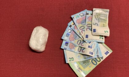 Guida nervosamente la sua auto di grossa cilindrata: dalla perquisizione spuntano 100 grammi di coca