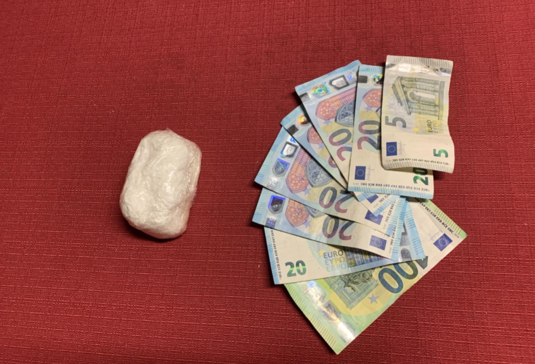 Guida nervosamente la sua auto di grossa cilindrata: dalla perquisizione spuntano 100 grammi di coca