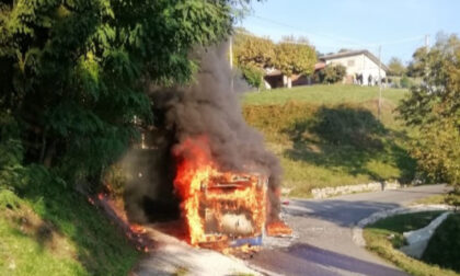 Studenti sul bus rischiano di essere divorati dalle fiamme, le impressionanti immagini del rogo