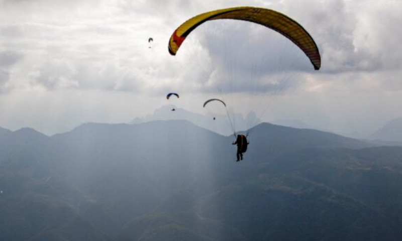 Doppio incidente con il parapendio sul Grappa: i conducenti restano appesi a due alberi