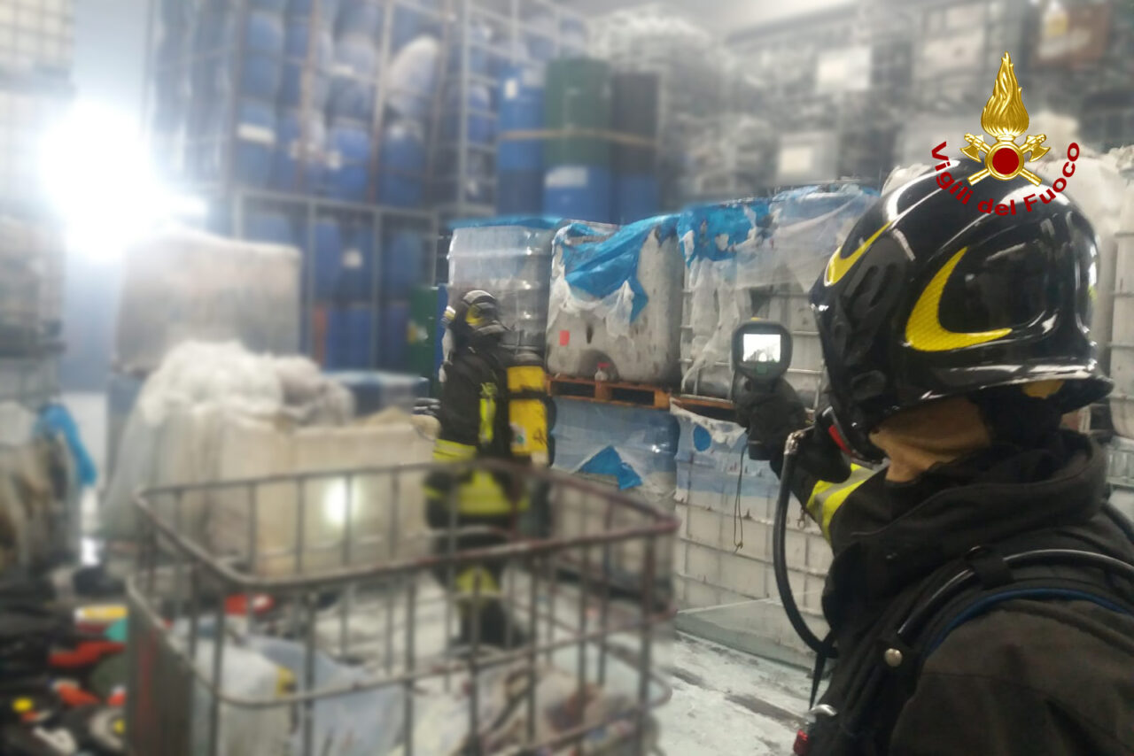 Le immagini dell’incendio in un’azienda di vendita e riciclaggio di contenitori plastici