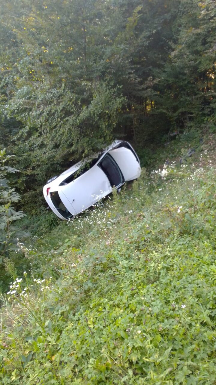 Valli del Pasubio, donna perde il controllo e finisce con l’auto nella scarpata