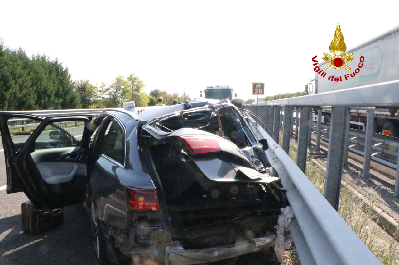 Violento incidente tra due auto e un camion in autostrada: due feriti e traffico in tilt