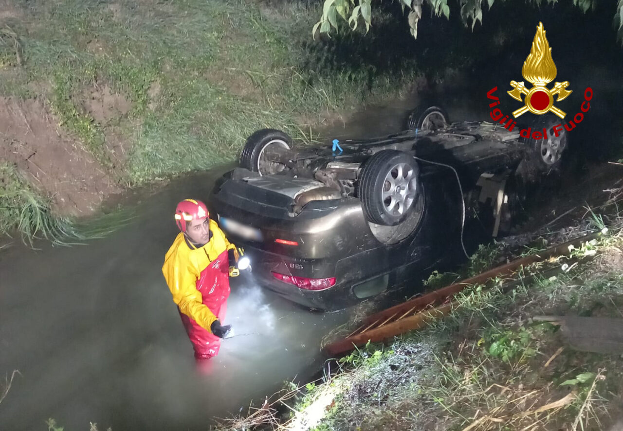 L’auto precipita nel canale pieno d’acqua e si ribalta ma… il conducente è svanito nel nulla