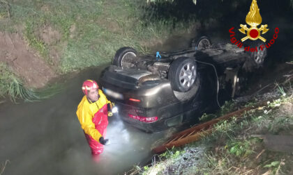 L'auto precipita nel canale pieno d'acqua e si ribalta ma... il conducente è svanito nel nulla