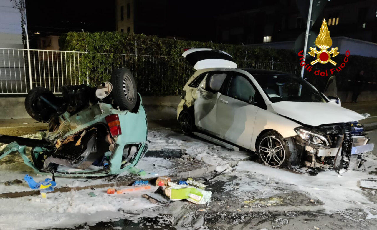 Lo schianto tra auto a Schio e la vettura finita nel fosso: le impressionanti foto dei due incidenti
