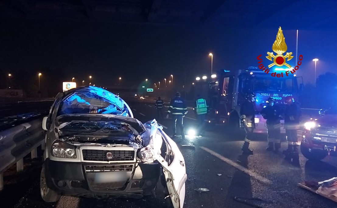 Tragico incidente in A4, 23enne sbalzato dalla vettura viene travolto da altri veicoli