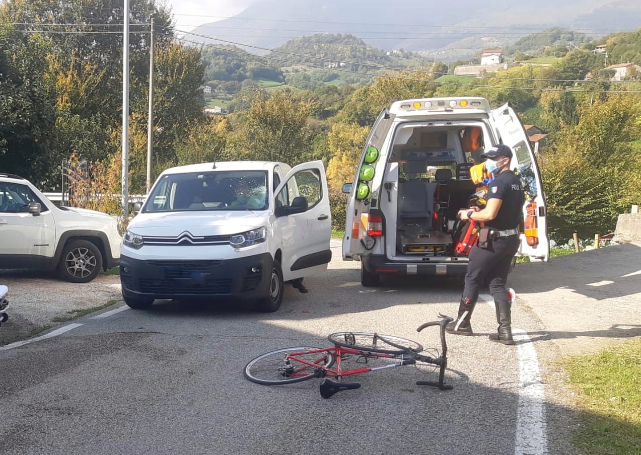 Fara Vicentino Violentissimo Frontale Tra Un Ciclista E Un Furgone