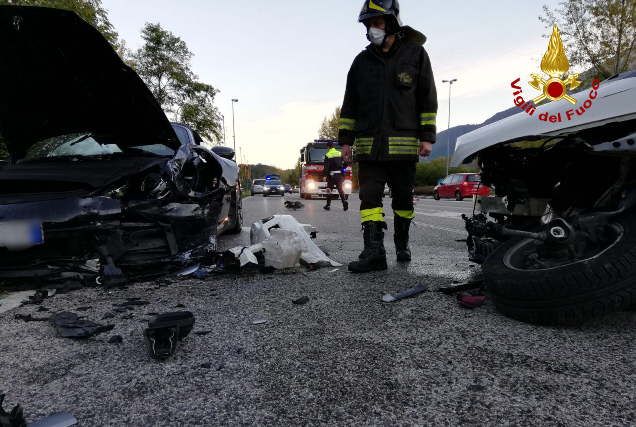 Maxi incidente tra tre auto, cinque feriti e una Porsche distrutta