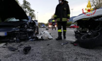 Maxi incidente tra tre auto, cinque feriti e una Porsche distrutta