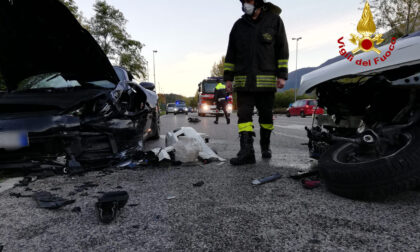 Maxi incidente tra tre auto, cinque feriti e una Porsche distrutta