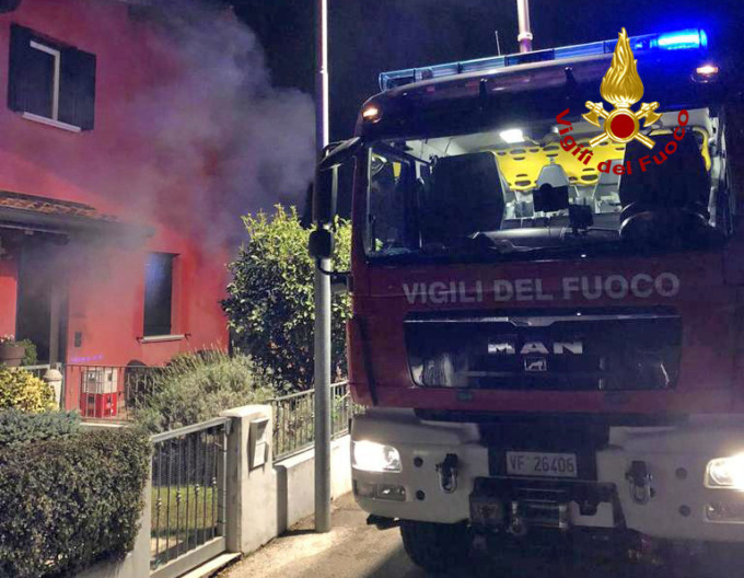 Guasto elettrico, nella taverna della villetta scoppia l’incendio: paura a Piovene Rocchette