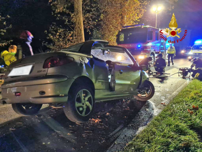 Auto contro un platano a Marano Vicentino, un uomo finisce in ospedale