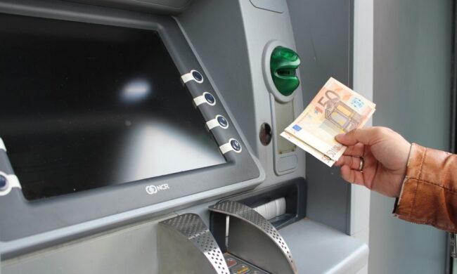 “Spostati!” e mentre il rapinatore lo tiene bloccato con una mano, con l’altra gli svuota il conto