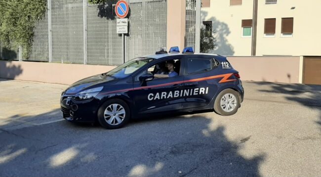 Perseguitava e molestava la ex dal 2023, 28enne arrestato mentre la inseguiva in auto